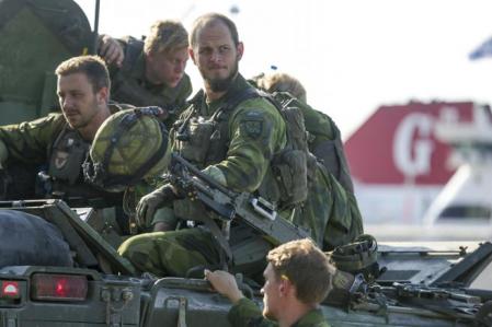 Finnish border guard near the border with Russia