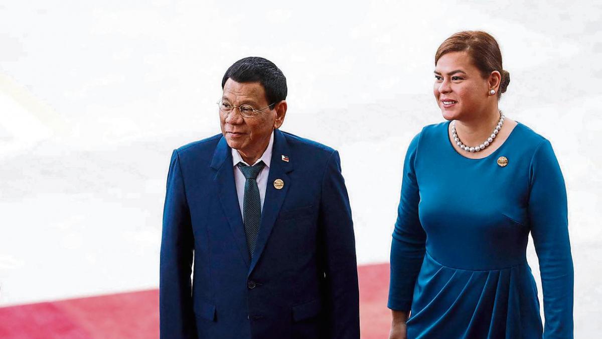 The president of the Philippines and his entourage, threatened with death by the vice president