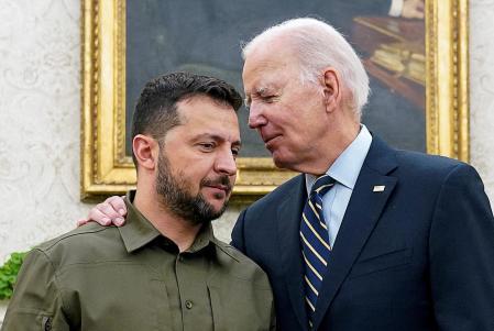 Zelensky and Biden, until now reluctant to give up long-range missiles to Ukraine, hug in the Oval Room of the White House on September 21