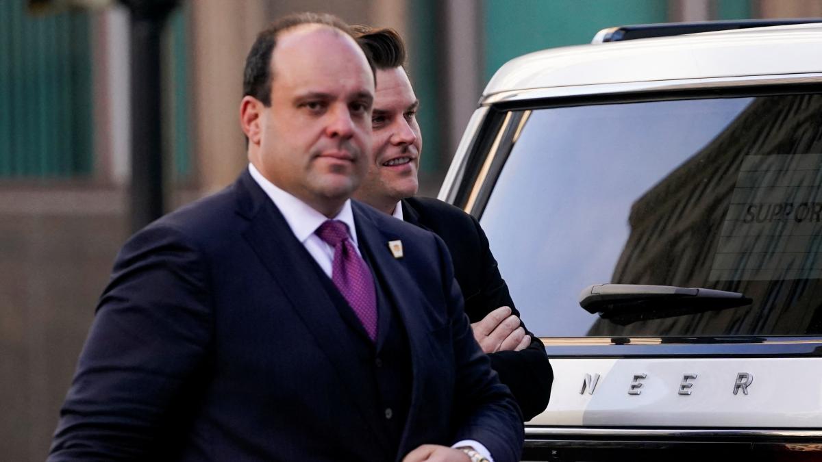 Trump's team investigates an advisor for requesting payments to position candidates in his cabinet