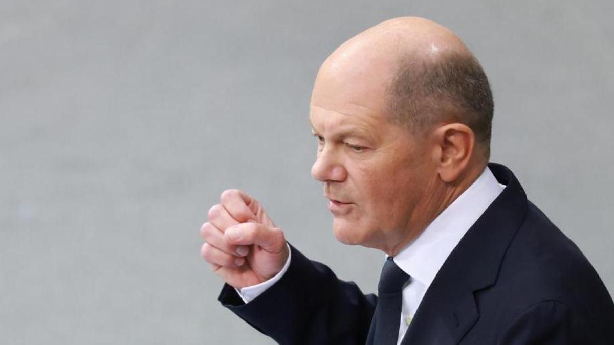A weakened Scholz enters the electoral race asking for unity