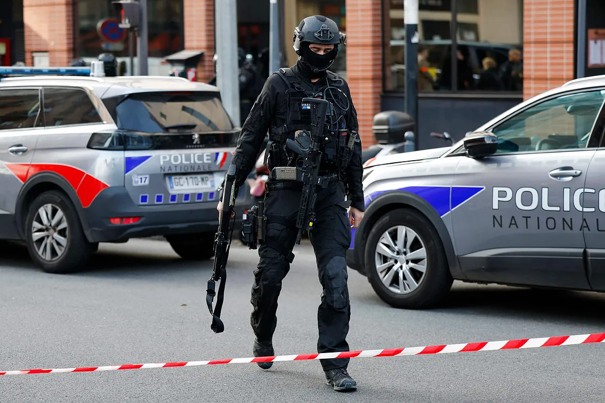 Man threatening suicide holds four hostages in Paris restaurant