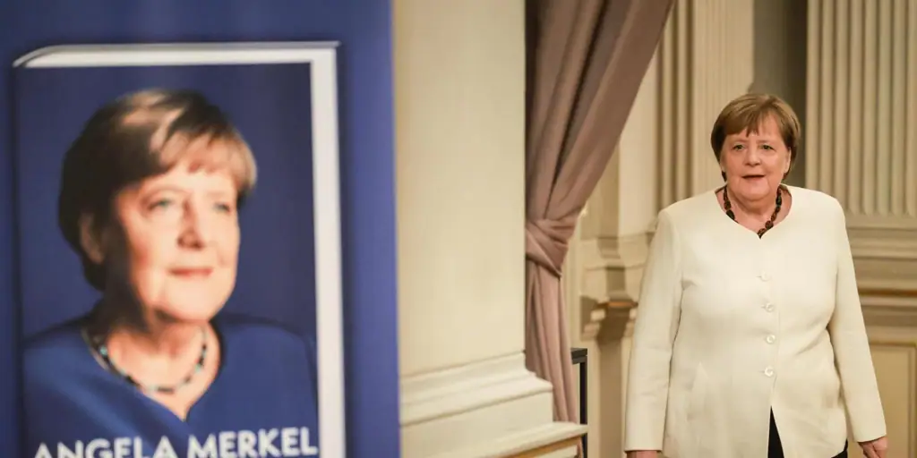 Merkel remembers in her memoirs the "close collaboration" with Rajoy, who later distanced himself from her for being "stingy"