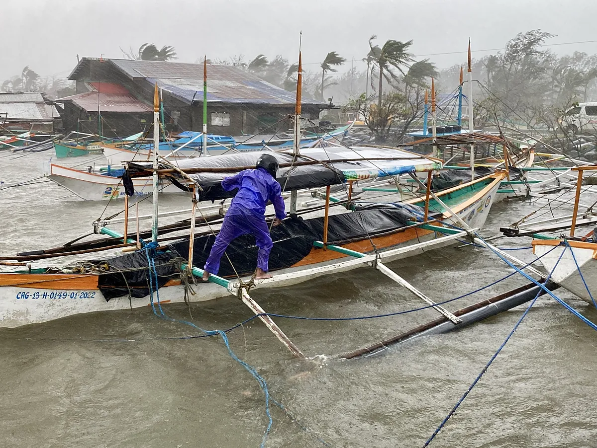 Philippines upgrades to super typhoon "potentially catastrophic" Man-yi storm and evacuates more than 100,000 people