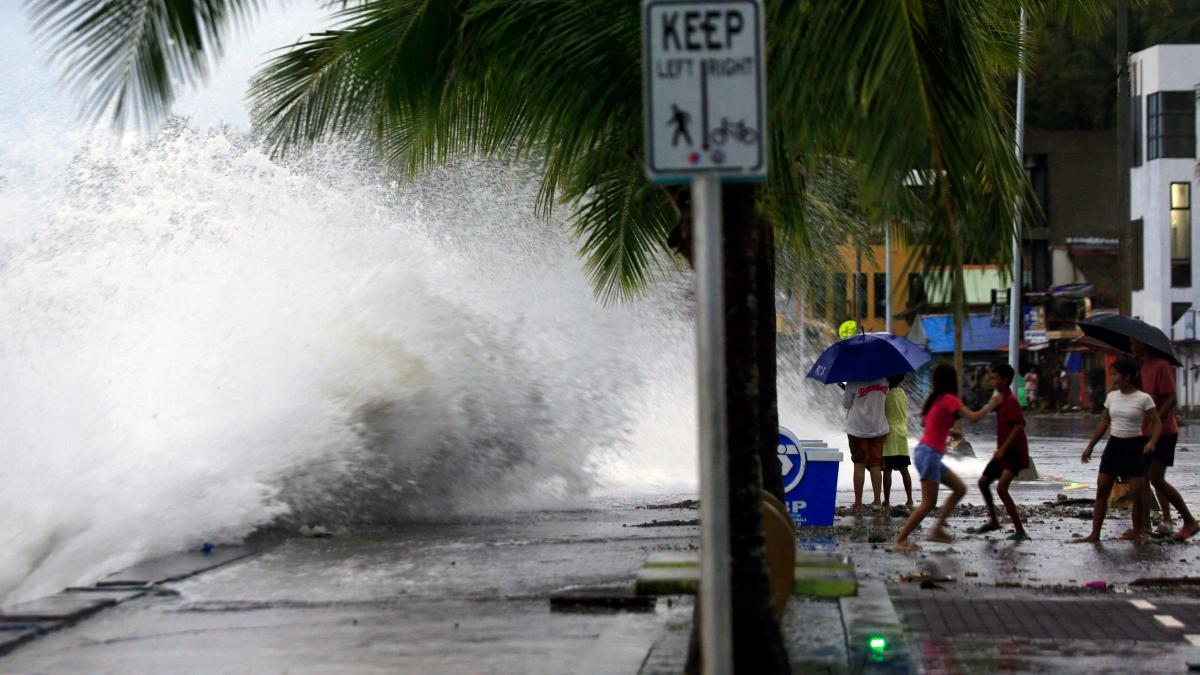Super typhoon 'Pepito' forces hundreds of thousands of people to evacuate in the Philippines