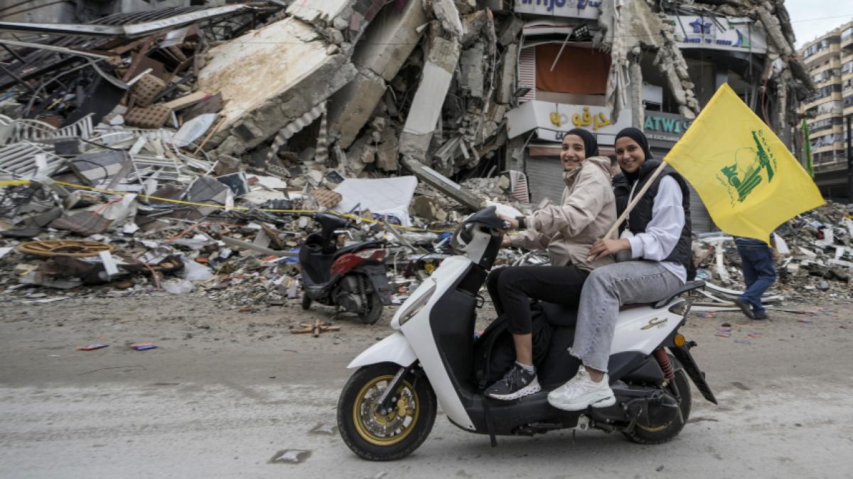 Tens of thousands of Lebanese return to their homes after ceasefire