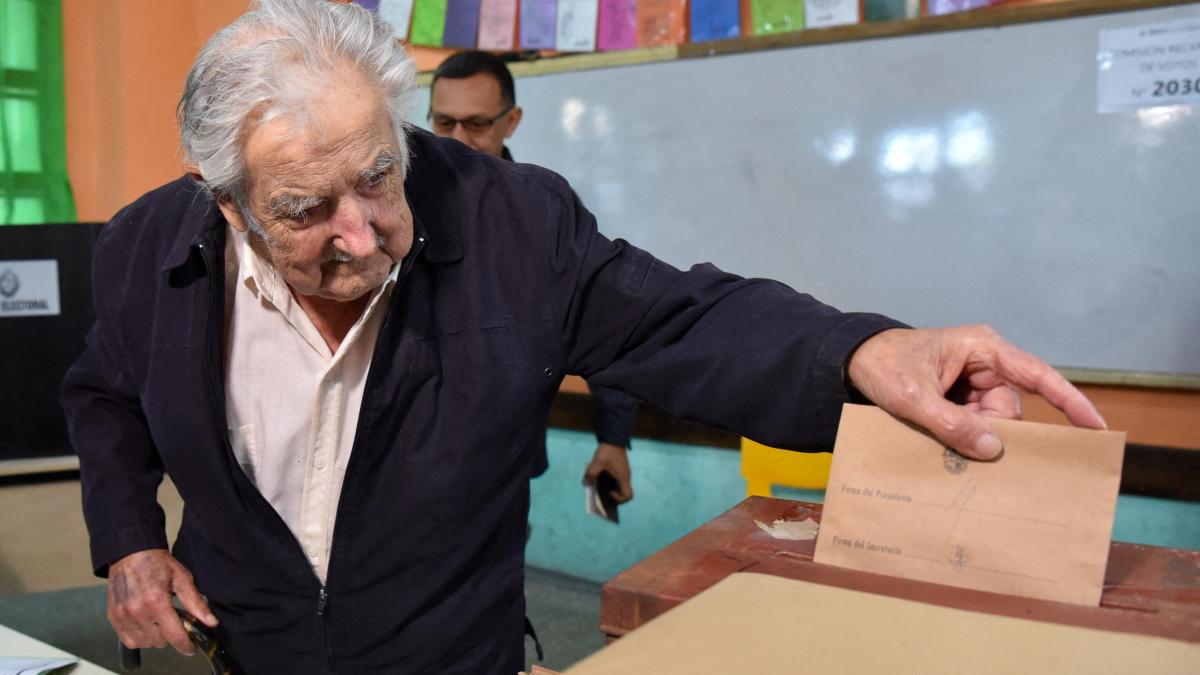The left returns to government in Uruguay after a close fight