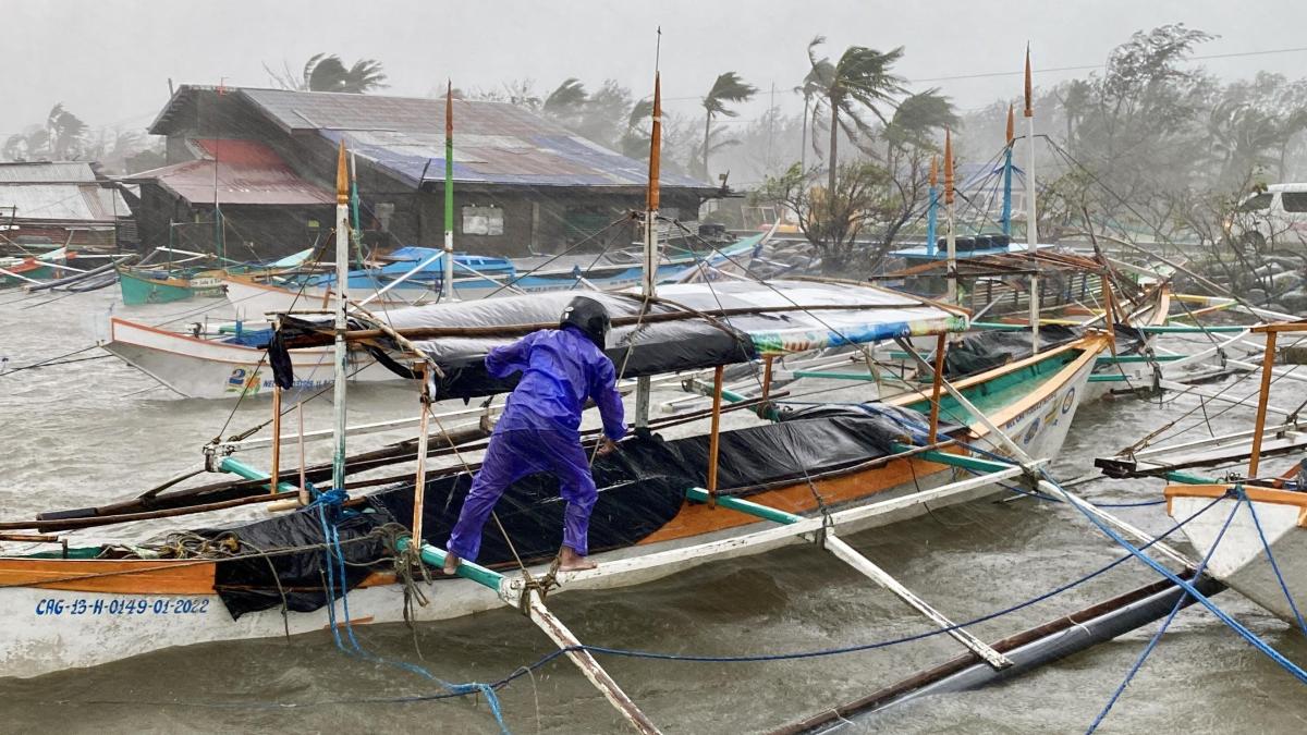 Typhoon 'Pepito' puts the Philippines on alert and forces half a million people to evacuate