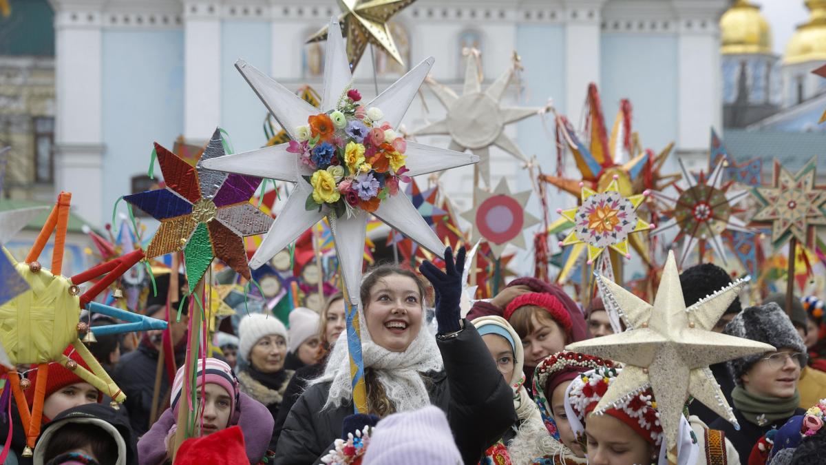 Ukraine celebrates its third Christmas since the invasion amidst Russian attacks