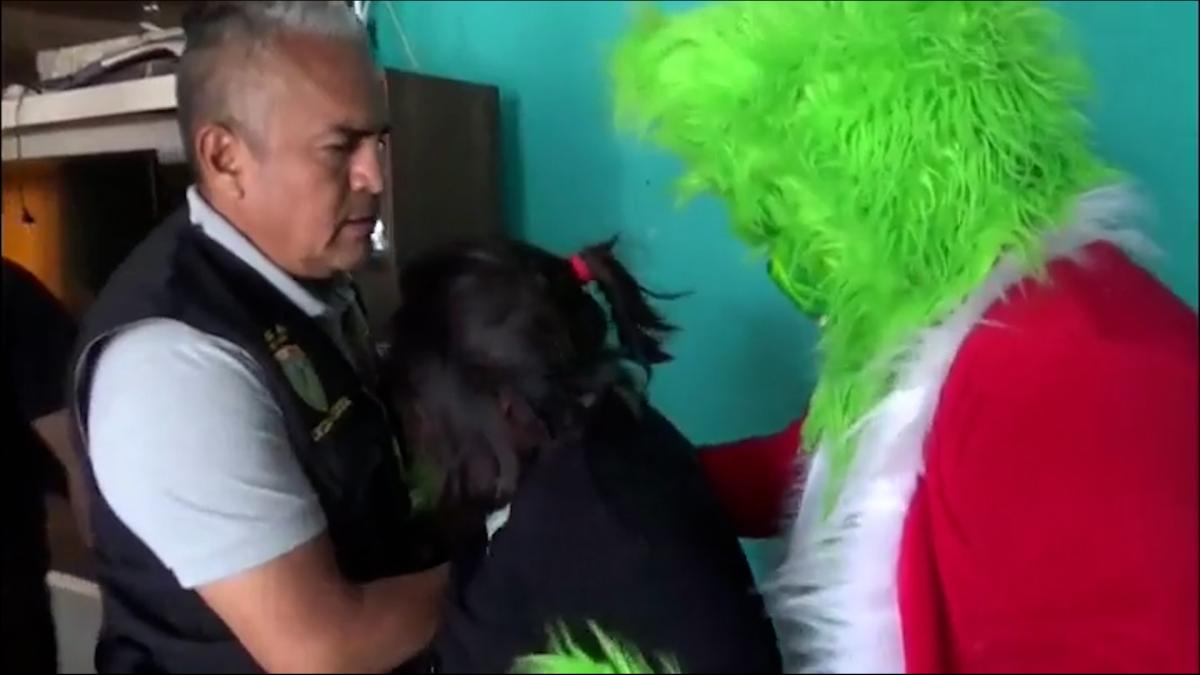 Peruvian police use Grinch costume during anti-drug operation