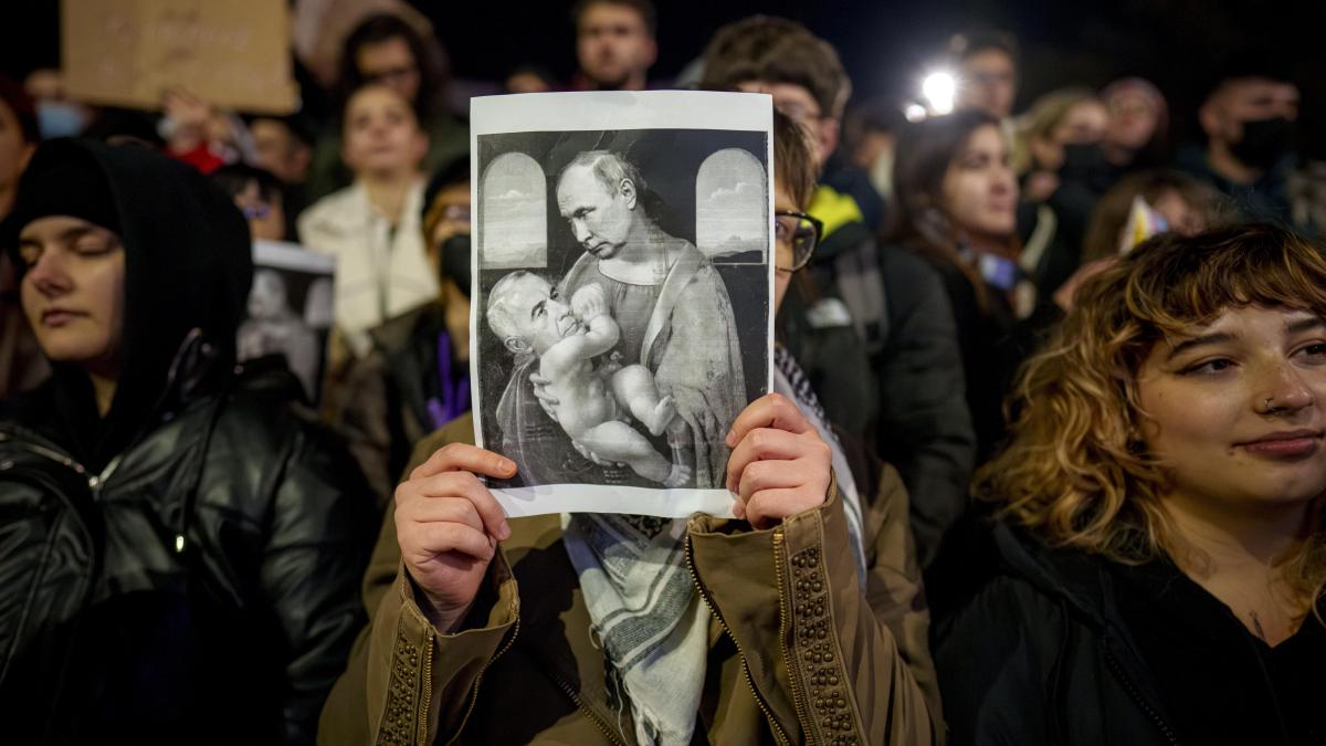 Romania launches tripartite government