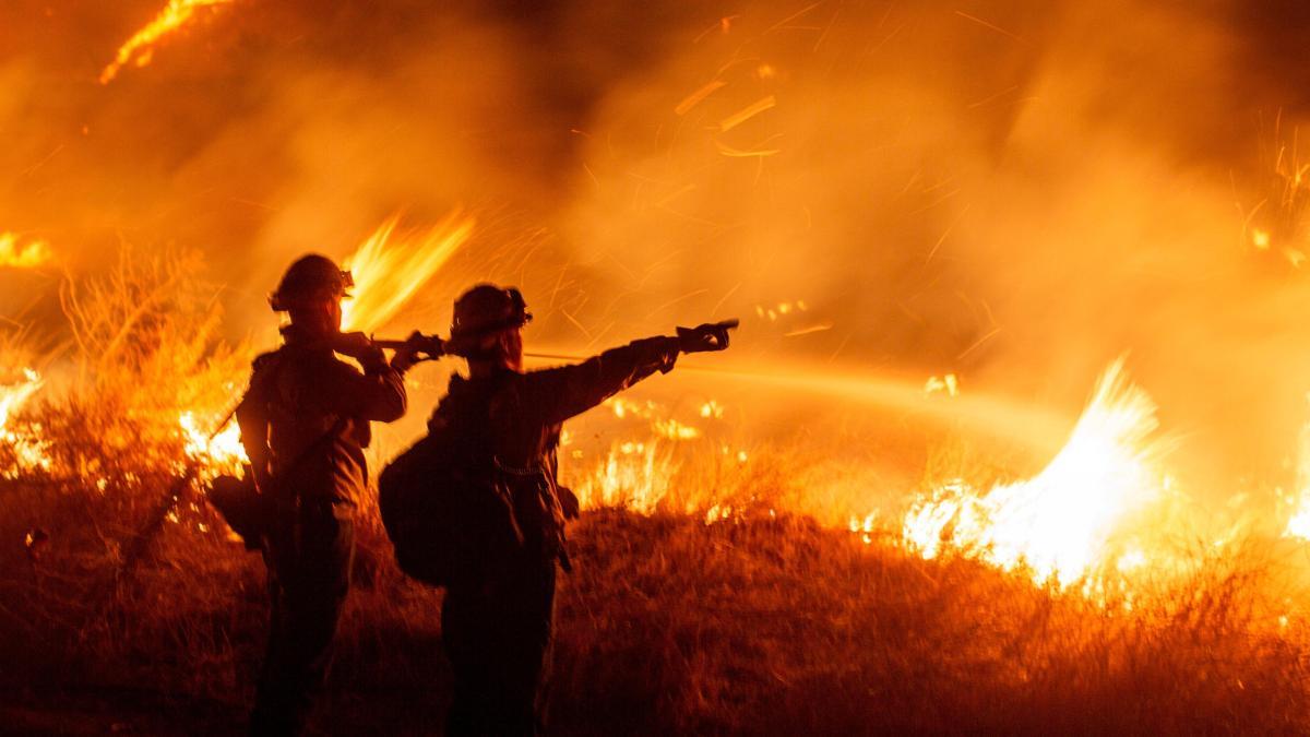 A new and violent fire in the Los Angeles area forces the evacuation of 31,000 people