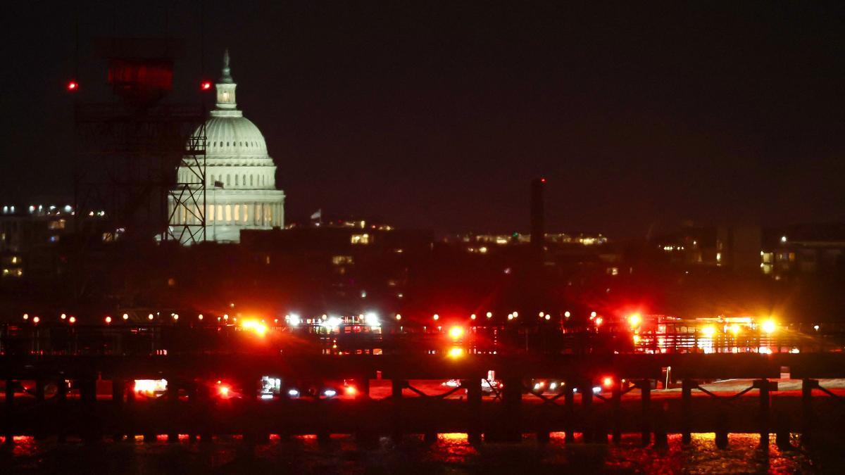 A plane with 60 passengers crashes with a military helicopter near Washington airport