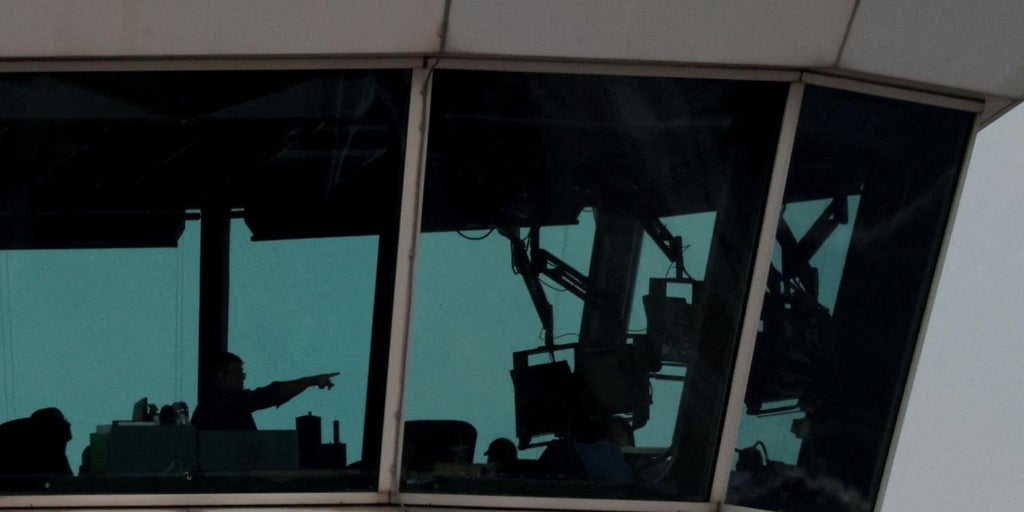 A report reveals that the same controller dealt with helicopters and airplanes at the time of the Washington accident, when normal is two