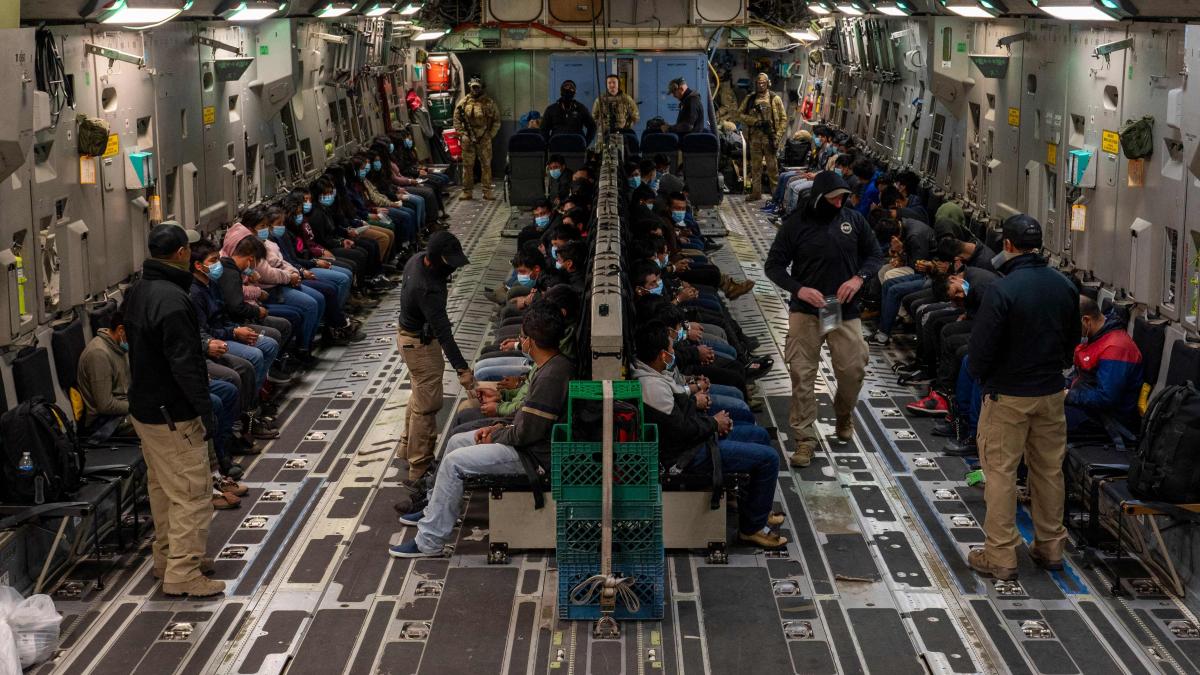 Brazil denounces the use of wives against deportees on a flight from the US