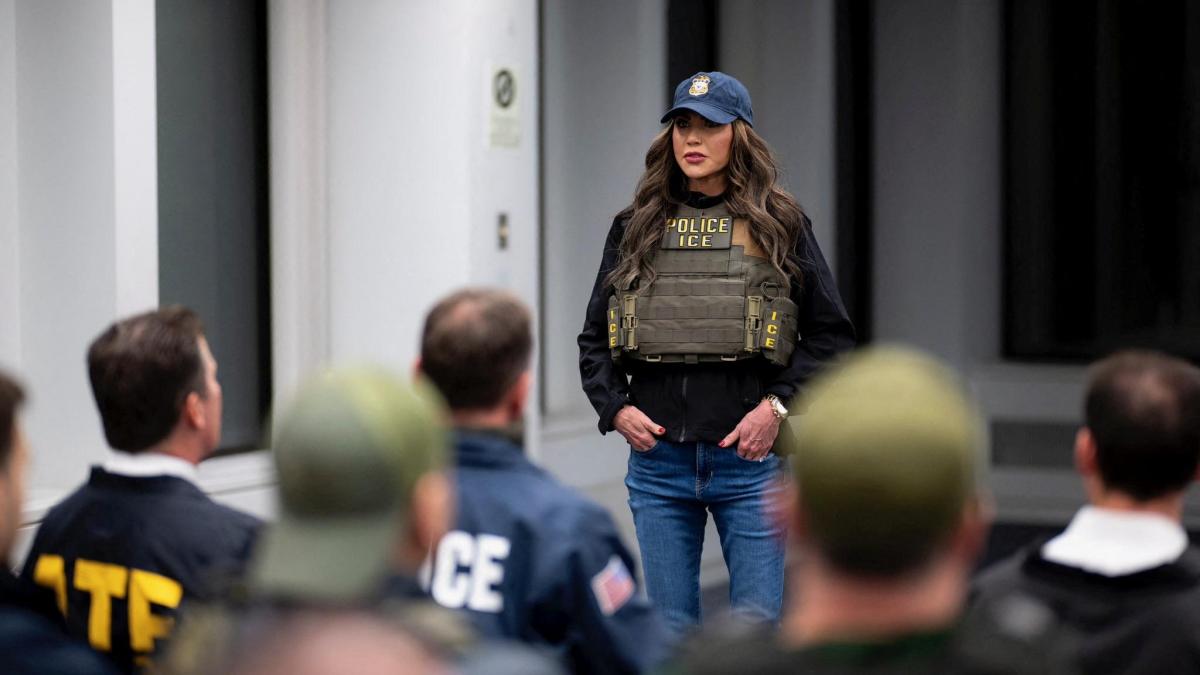 Kristi Noem, Secretary of National Security, participates in a raid against Simpapeles