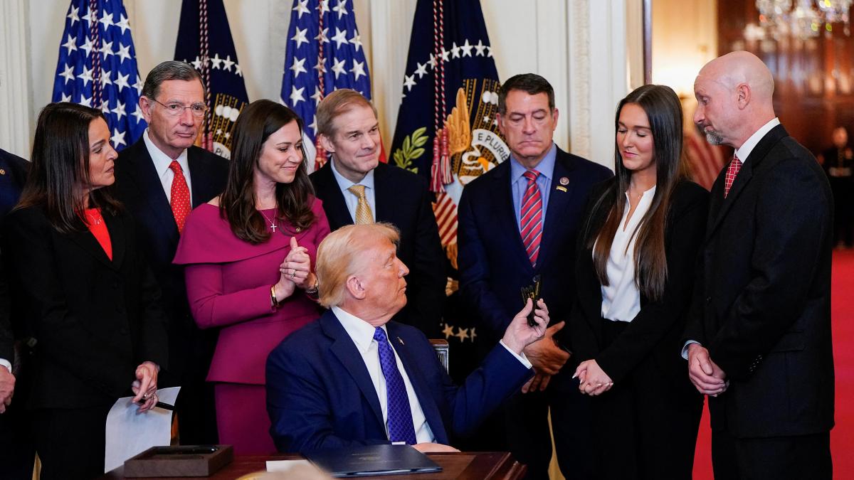 Trump announces that he will build a detention center for 30,000 undocumented immigrants in Guantanamo