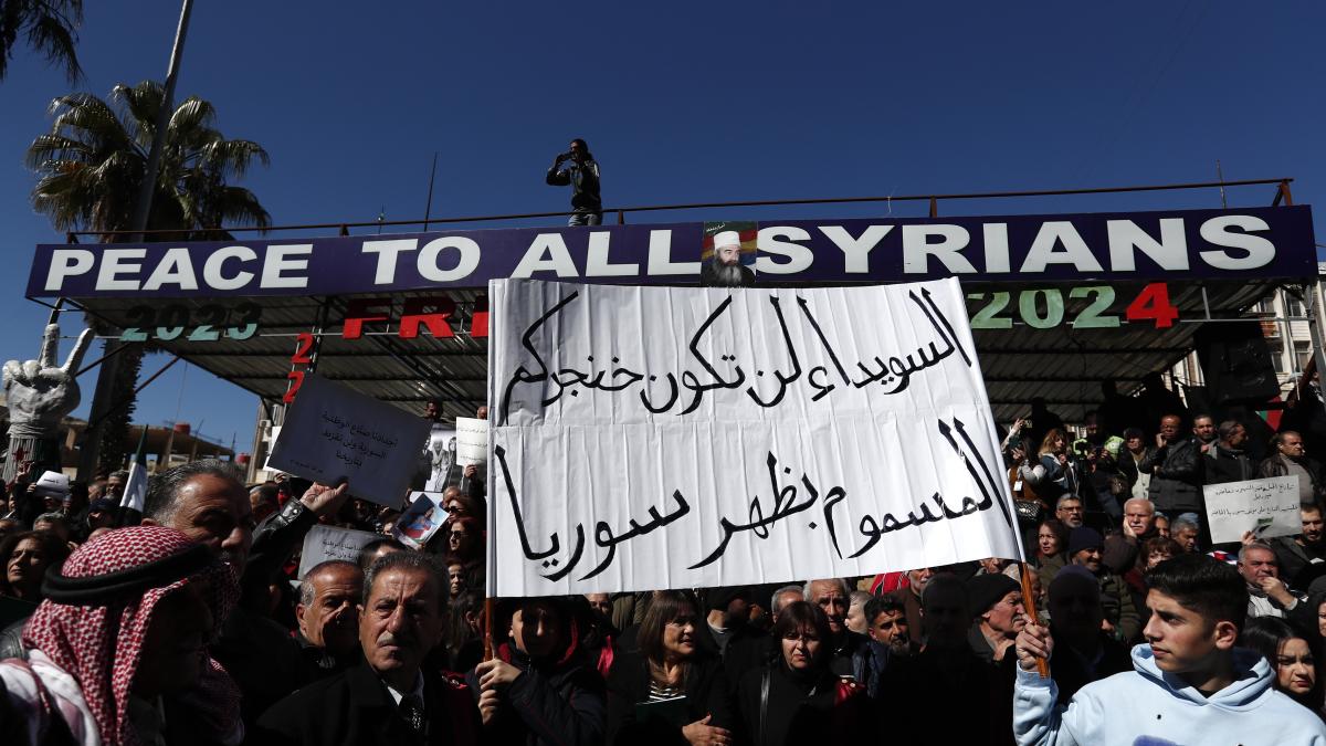 Israel bombs various positions in southern Damascus