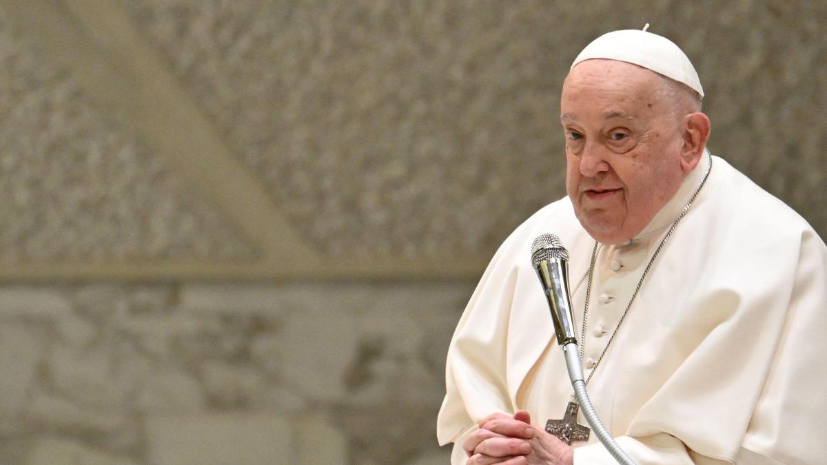 The Pope shows a slight improvement, but doctors keep the caution