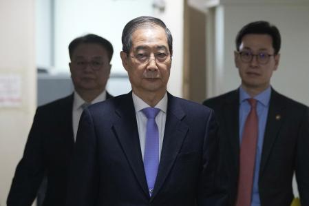 Han Duck Soo back in office