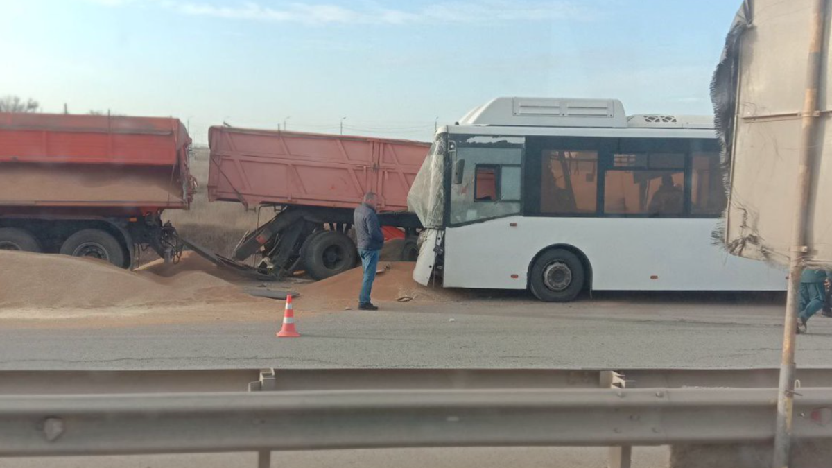 At least six dead and 22 injured when a bus with a truck in Crimea