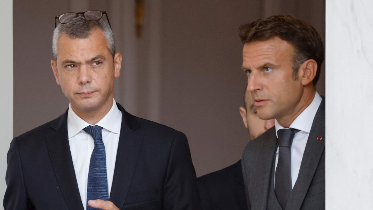 Macron loses to his right hand