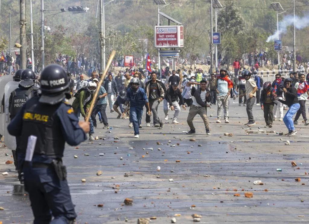 Cale touch in Katmandu after the hard clashes that leave two dead in the middle of the protests that face monarchists and republicans