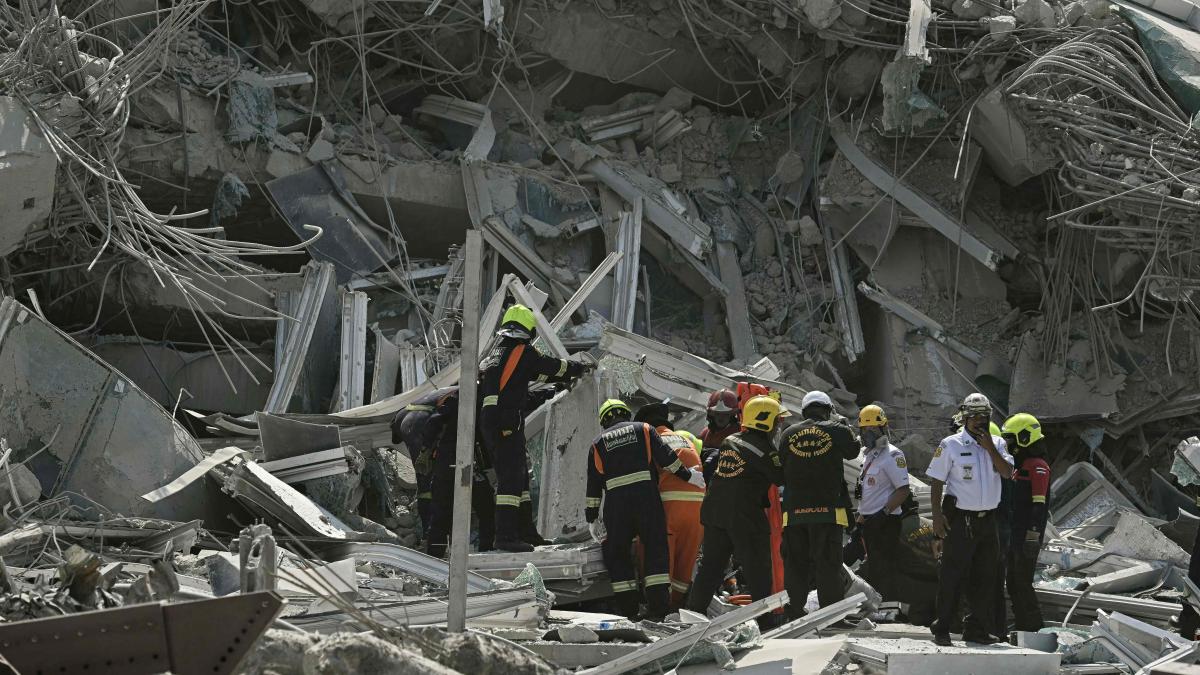 Earthquake in Burma of Magnitude 7.7, live