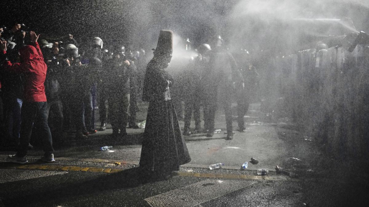 Erdogan apologizes with violence and stops eight journalists