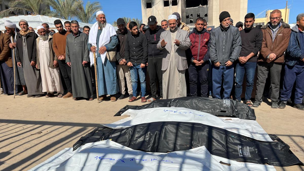 Israel bombards a hospital in Gaza and kills 16 Palestinians during the early hours of Monday