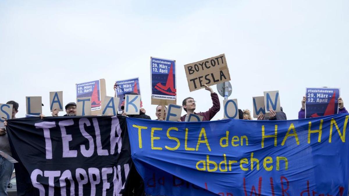 Protesters in the United Kingdom and Germany boycotten Elon Musk's Tesla cars