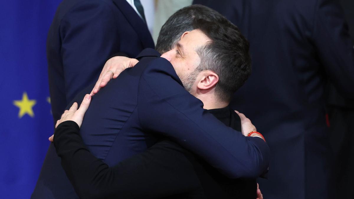 Sánchez melts in a hug with Zelenski after his shock with Donald Trump