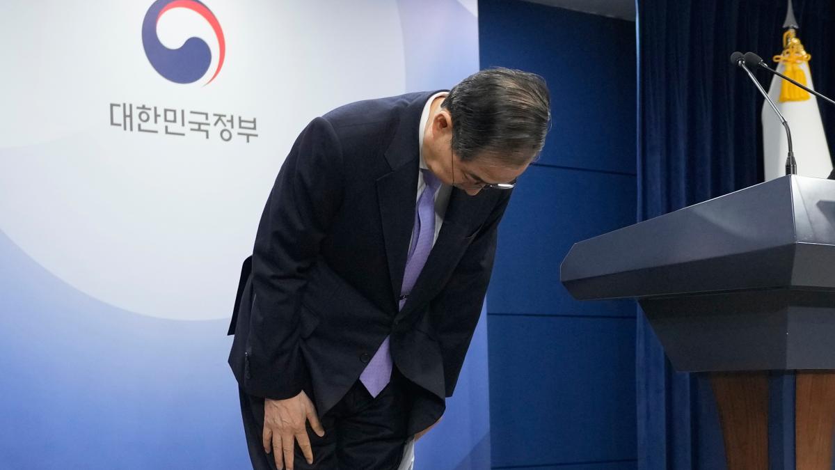 The judges restore Han Duck Soo as Premier and interim president of South Korea