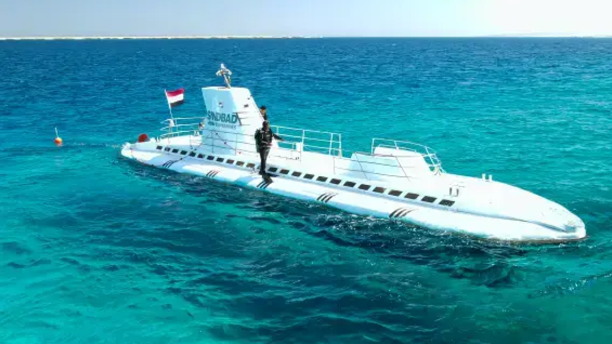 The wreck of a tourist submarine in Egypt leaves at least six dead and four critics