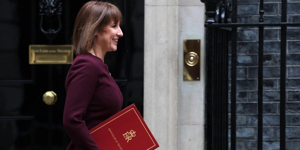 United Kingdom announces 2.2 billion more for defense and cuts in officials and social aid