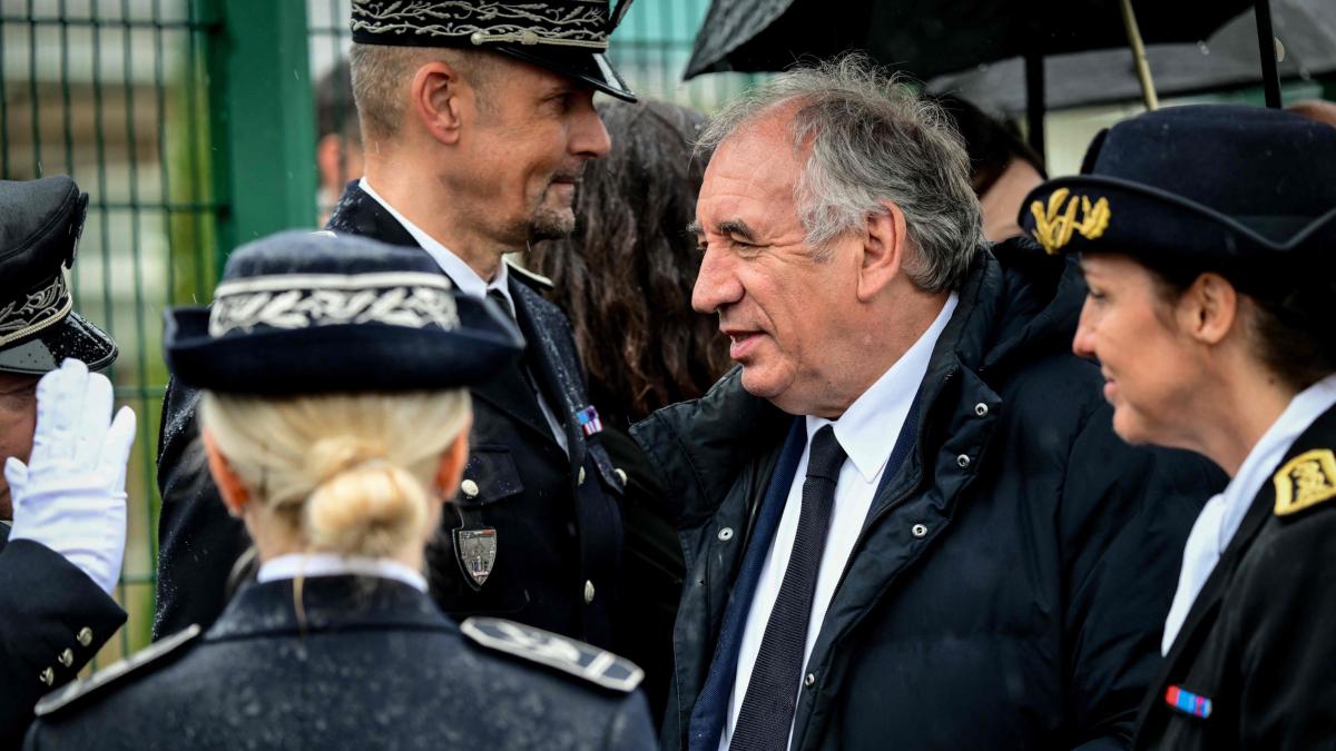 The daughter of the French prime minister denounces that she was attacked at the school that her father did not investigate