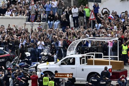 The Pope's coffin on the way to the Basilica of Santa María la Mayor