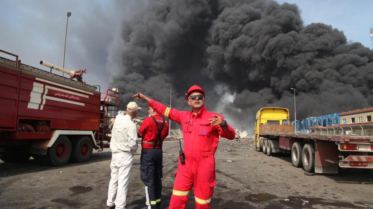 At least eight dead and more than 700 injured by an explosion in a port in southern Iran