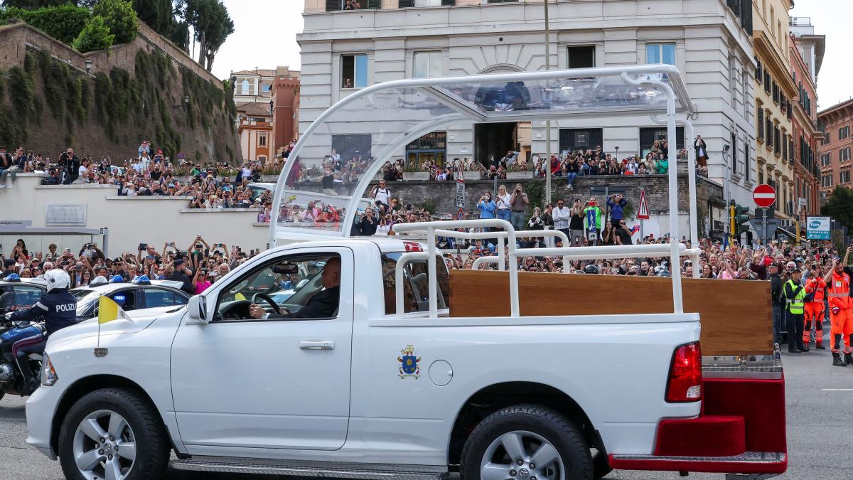 Francisco's coffin travels in Papamóvil the streets of Rome