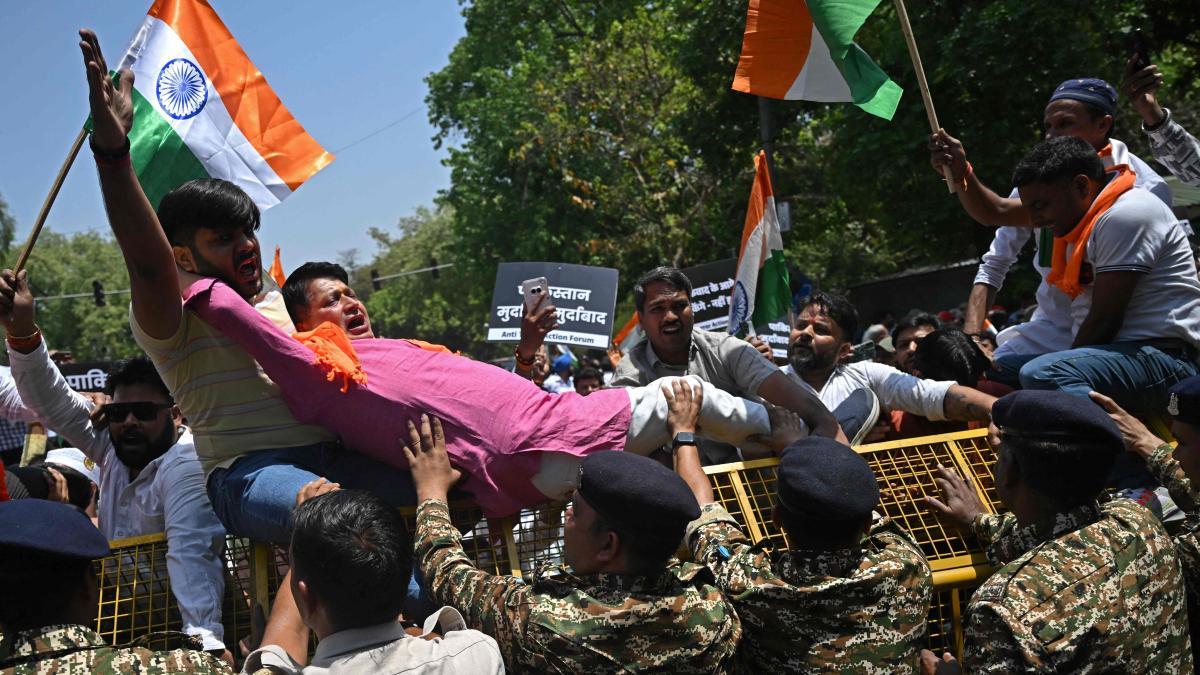 India demolish and dynamite the houses of two of the Kashmir
