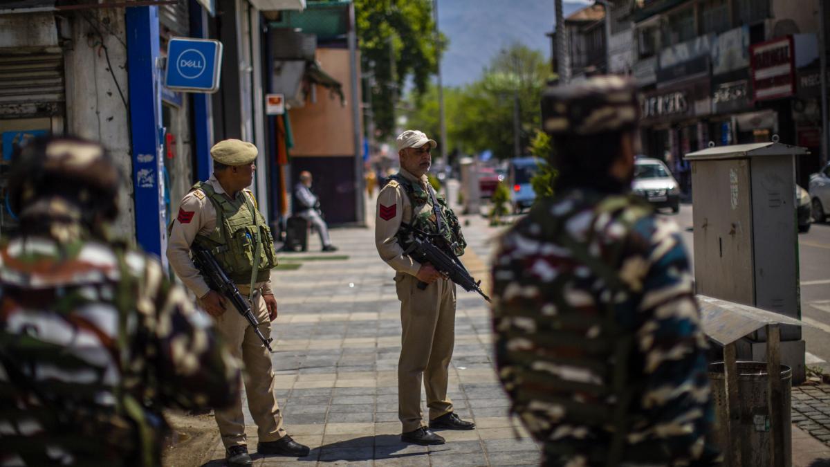 Indian police stop 175 people and interrogate 1,500 after the mortal attack in Kashmir