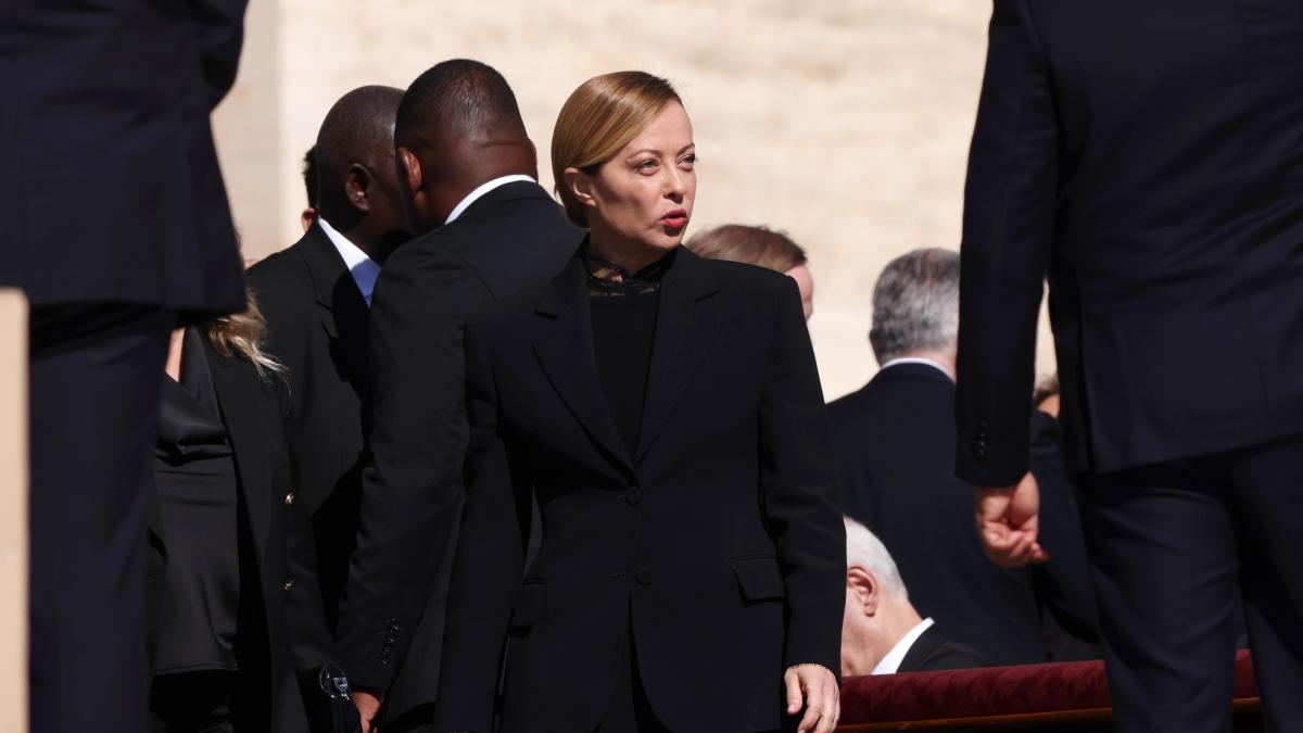 Milei and Meloni in the front row, the kings of Spain near the coffin and Trump and Zelenski, separated