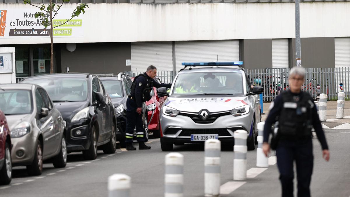 One dead and three injured in a knife attack in a French high school institute