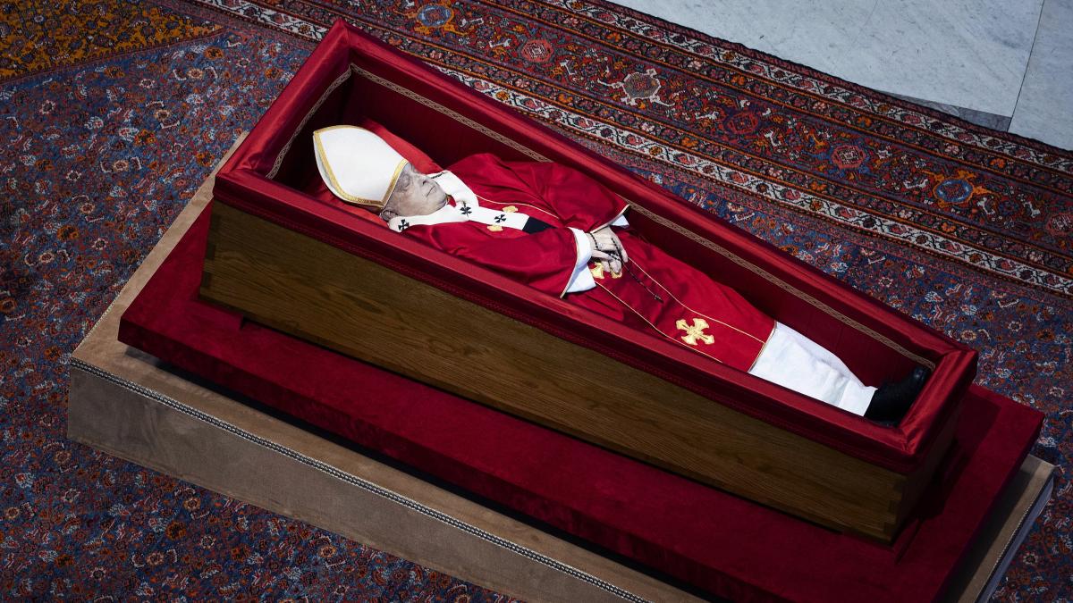 Open the Plaza del Vaticano to the faithful to say goodbye to Pope Francis