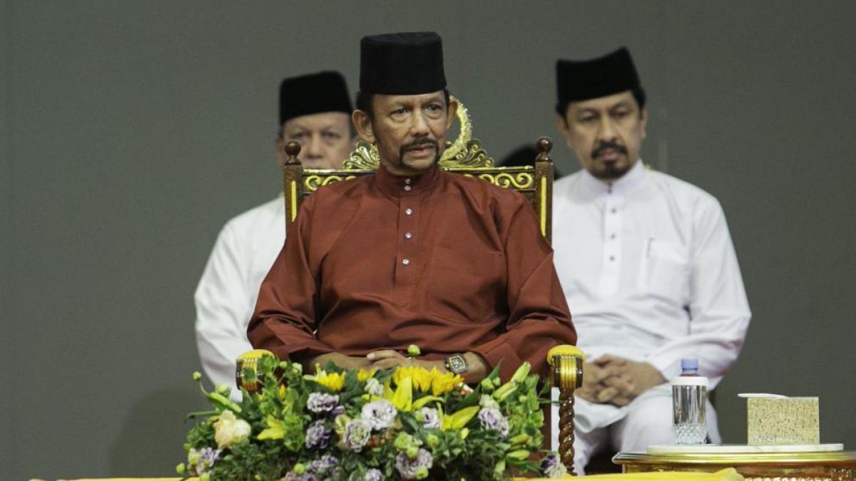 The Sultan of Brunei, the longest reign monarch, hospitalized in Kuala Lumpur