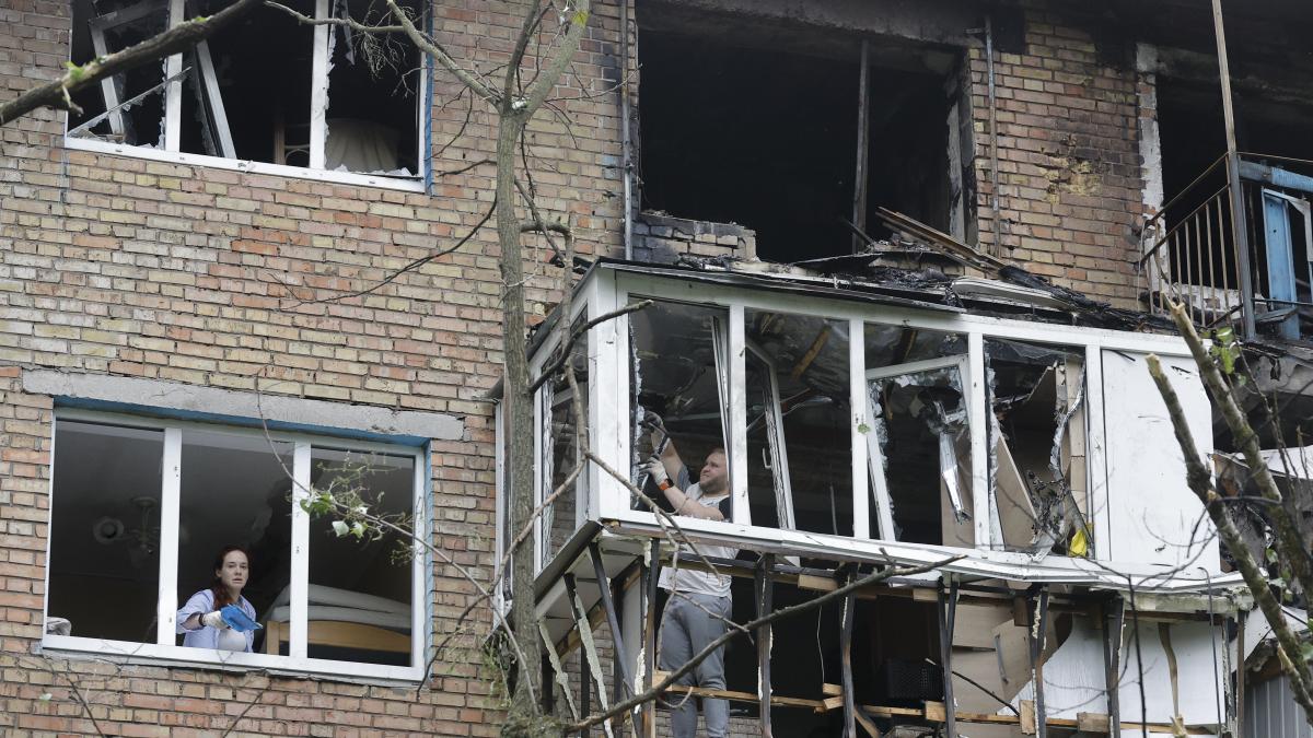 A "massive" attack with drones in Kyiv leaves at least eight injured