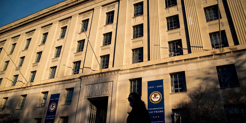 Arrested in the US a government employee for trying to deliver "classified information" to another country