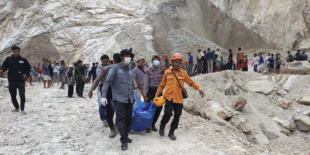 At least eight dead and dozens of trapped by collapsing a mine in Indonesia