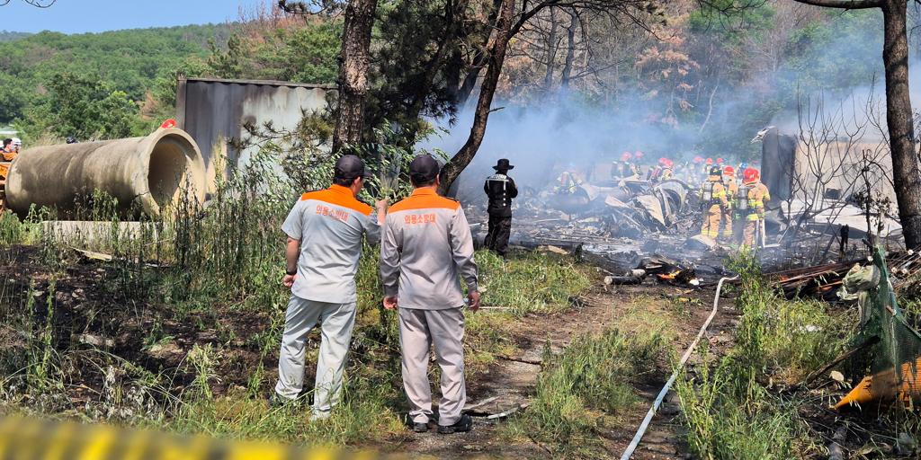 At least four people die when an airplane from the Navy of South Korea is crashed