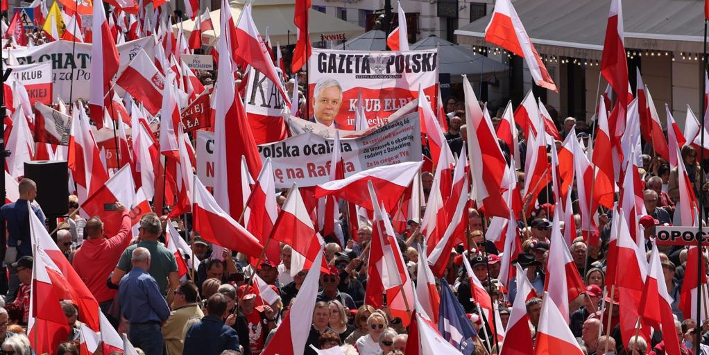 Mass marcas duel for the Polish Presidency in the streets of Warsaw